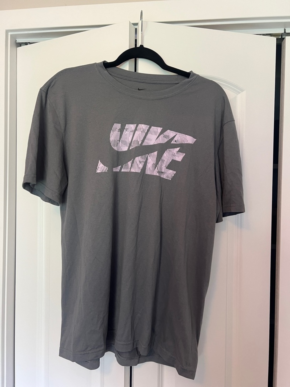 •NIKE• Men’s Gray Graphic Logo T‑Shirt